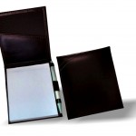 ab1555 – Porta bloco com bolso interno porta caneta e costura externa detalhe.